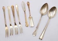 Auktion 370 / Los 11023 <br>Konvolut versilberter Besteckteile, unterschiedliche Manufakturen, zus. ca. 400gr.