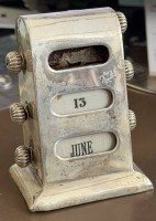 Auktion 370 / Los 11028 <br>Immerw&auml;hrender Tischkalender in Silbergeh&auml;use-925-,  , verschlagene Punzen, Stand etwas verdellt, H-9,5 cm, 7x4,5 cm, 148 gr