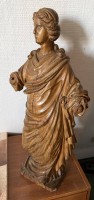 Auktion 370<br>hohe Heiligenfigur, Holzschnitzerei, beide Unterarme fehlen, H-60 cm, wohl 19.Jhd?