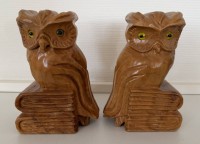 Auktion 370<br>Paar Buchst&uuml;rzen "Eulen auf B&uuml;chern", Oliven-Holz, H-16 cm