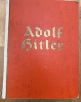 Auktion 370<br>Sammelalbum "Adolf Hitler" Bilder aus seinem Leben, wohl komplett, anbei einige Zeitungsauschnitte etc., Buchr&uuml;cken lose