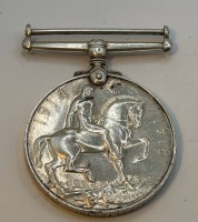 Auktion 370<br>1918 Gro&szlig;britannien K&ouml;nig GEORGE V KRIEGSMEDAILLE Silber, 32,9 gr., Rand umlaufend nummeriert und beschriftet