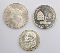 Auktion 370<br>2x Medaillen und 1x M&uuml;nze, 10-Gulden-Silberm&uuml;nze von 1970, Medaillen nur versilbert