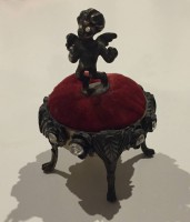 Auktion 370<br>Nadelkissen  mit Strassbesatz. goldfarbenes Metall, USA