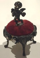 Auktion 370<br>Nadelkissen  mit Strassbesatz. goldfarbenes Metall, USA, Gebrauchsspuren