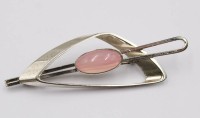 Auktion 370<br>835er Silber-Brosche mit  Rosenquarz, 6,3gr., L-6,5cm