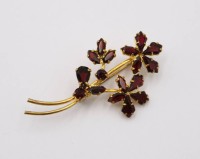 Auktion 370<br>florale Brosche mit Granat, ca. L-5cm
