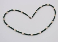 Auktion 370<br>Halskette, Malachit und Perlen, ca. L-49cm