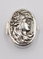 Auktion 370<br>925er Pillendose, Deckel mit Relief, 13,7gr.,  H-1,5cm B-3,5cm T-2,5cm