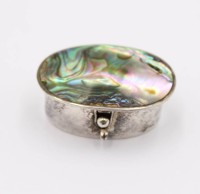 Auktion 370<br>kl. Pillendose, Alpacca, Abalone, ca. H-1,5cm B-4cm T-2,8cm