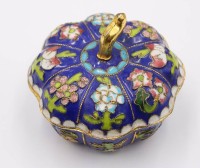 Auktion 370 / Los 15506 <br>Deckeldose, Cloisonn&eacute;, wohl China, ca. H-7,5cm D-9,5cm