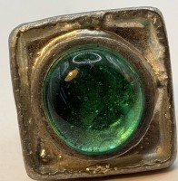 Auktion 370<br>gr. Zinnring, nur "Denmark" gestempelt, gr&uuml;ner Stein, Handarbeit, offene Ringschiene, Ringkopf ca. 2,5x2,5 cm, 25,7 gr.