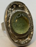 Auktion 370<br>gr. ovaler Zinnring, nur "Denmark" gestempelt, hellgr&uuml;ner Stein, Handarbeit, offene Ringschiene, Ringkopf ca. 4x2,5 cm, 31,5 gr.