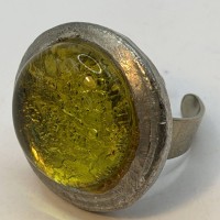 Auktion 370 / Los 1241 <br>gr. runder Zinnring, nur "Denmark" gestempeltgr&uuml;n-gelber Stein, Handarbeit, offene Ringschiene, Ringkopf ca. D-3 cm, 26,4 gr.