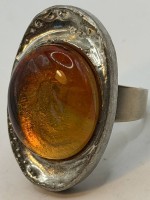 Auktion 370<br>gr. ovaler Zinnring, nur "Denmark" gestempelt, brauner Stein, offene Schiene, Ringkopf 4x2,5 cm, 30 gr., Handarbeit