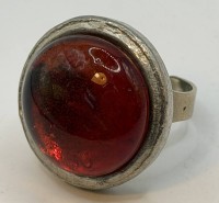 Auktion 370<br>gr. runder Zinnring, nur "Denmark" gestempelt,rot- brauner Stein, D-2,2 cm, 21,6 gr., Handarbeit