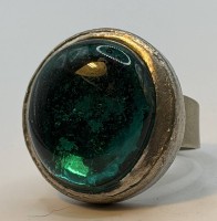 Auktion 370<br>gr. runder Zinnring, nur "Denmark" gestempelt,gr&uuml;ner Stein, D-2,2 cm, 21,6 gr., Handarbeit, D-2,5 cm, 22,4 gr., Handarbeit,