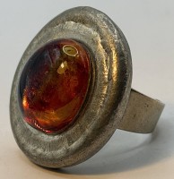 Auktion 370<br>gr. runder Zinnring, nur "Denmark" gestempelt,roter Stein, Handarbeit, D-3 cm, 24,9 gr.,