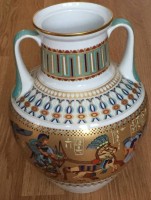 Auktion 370<br>Gro&szlig;e "Kaiser" Porzellan Vase - Serie Theben - Motive aus dem Leben des Tutanchamun,Aufwendiges Golddekor (oft 24 Karat),,H- ca: 27 cm B- ca: 20 cm,