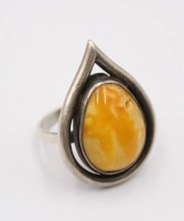 Auktion 370<br>925er Silber-Ring mit Butterscotch-Bernstein, 7,3gr., RG 60