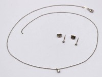 Auktion 370<br>585er WG-Kette mit Brillant-Anh&auml;nger sowie Brillant Ohrstecker -750-, Kette gerissen, anbei Schmuckpass, zus. 3,5gr.