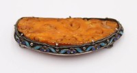 Auktion 370<br>chinesische Brosche, wohl Bernstein in Silberfassung, Cloisonn&eacute;, zus. ca. 15,4gr., 6,5 x 2,5cm, Stein besch&auml;digt