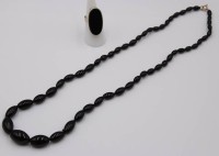 Auktion 370<br>Onyx-Halskette sowie Silberring mit Onyx, Kette im Verlauf L-58cm, RG 53/54