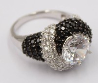 Auktion 370<br>Silberring mit schwarzen und wei&szlig;en Steinen, 925er Silber, guter Zustand, RG. 59, 9 Gramm