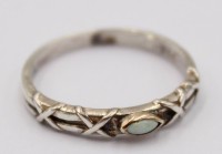 Auktion 370<br>Schmaler Silberring mit Opal und Gold, RG 54, 1,8 Gramm, Kreuzmuster
