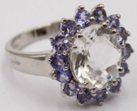 Auktion 370<br>925er Silberring mit vioeltten Steinen und einem hellgr&uuml;nen mittig besetzten Stein, RG. 59, 5,6 Gramm