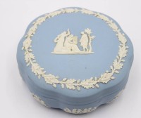 Auktion 370 / Los 8076 <br>Wedgwood Jasperware Schmuckdose, ca. H-5cm D-12cm