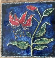 Auktion 370 / Los 9037 <br>Wandfliese, Karlsruher Majolika mit Lilie, Entw. Werner Meschede 1967. 28x28 cm