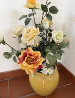 Auktion 370 / Los 9044 <br>Terrakotta-Blumentopf mit k&uuml;nstlichen Rosen