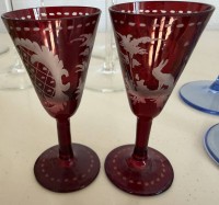 Auktion 370 / Los 10041 <br>2x Schnapsgl&auml;ser, Rubinglas mit Barockschliff, B&ouml;hmen, H-9 cm