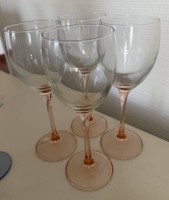 Auktion 370<br>4xhohe Weingl&auml;ser, altrosa Stand, H-20 cm