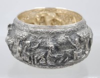 Auktion 370<br>runde Silber-Schale, Reliefdekor, Ostasien, 297,3gr., H-8,5cm D-15,5cm