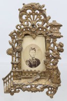 Auktion 370<br>antiker Bilderrahmen aus Messing im Neorenaissance-Stil, ca. H-21cm B-13cm,. Altersspuren