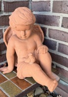 Auktion 370 / Los 15106 <br>sitzender Terrakotta Engel, H-29 cm, Fl&uuml;gelspannweite 20 cm