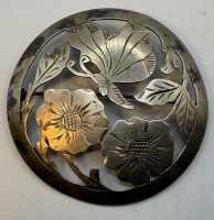 Auktion 370<br>gr. runde Silberbrosche, Blumen und Falter, Silber-835-, Handarbeit, D-5,5 cm, 16,4 gr.