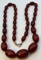 Auktion 370<br>Halskette, wohl Bakelit, Olivenf&ouml;rmig verlaufend, L-ca. 50 cm, 36,6 gr.