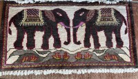 Auktion 370 / Los 13029 <br>kl. Teppich mit Elefanten 60x35 cm