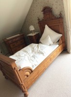 Auktion 370 / Los 14032 <br>kl. b&auml;uerliches Schlafzimmer, Kleiderschrank, 2 Betten, 2 Nachtschr&auml;nke und Kommode in sehr guten, wohnfertigen Zustand, kpl. mit Lattenrosten und Matratzen