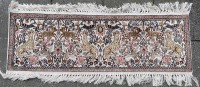 Auktion 370<br>Kashmir Seidenteppich mit Tiermotiven,  ca. 40x120 cm, guter Zustand