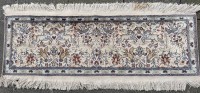 Auktion 370 / Los 13034 <br>Kashmir Seidenteppich mit Tiermotiven,  ca. 40x120 cm, reinigungsbed&uuml;rftig