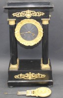 Auktion 370 / Los 2047 <br>Holz-Portaluhr, S&auml;ulen mit feuervergoldeten Applikationen, H-44 cm, B-23 cm