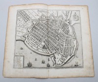 Auktion 370<br>historische Stadtansicht von Enkhuizen ( Enckhuysen) in den Niederlanden, 18. Jhd., mittig Falz, ungerahmt, BG 30,5 x 36cm