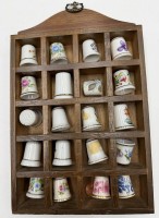 Auktion 370<br>kl. Wandregal mit 20 div. Porzellan-Fingerh&uuml;ten, 20x15 cm