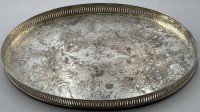 Auktion 370 / Los 11041 <br>gr. ovales Galerie-Tablett, "Sheffield-England" plated, gut erhalten, 40x30 cm, ungeputzt