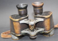 Auktion 370<br>altes kl. Fernglas, wohl milit&auml;risch?, Messing geschw&auml;rzt, Alters-und Gebrauchsspuren, , H-10,5 cm