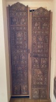 Paar Türflügel, Shishan-Schnitzerei aus Sandelholz (Indien), hier gebraucht als Fliegengitter, rückseitig mit Gaze bespannt, H.ca. 216 cm, B-46 vm, gut erhalten